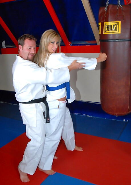 Facinating american milf Morgan Ray banged in her shaved pussy after hot suck 