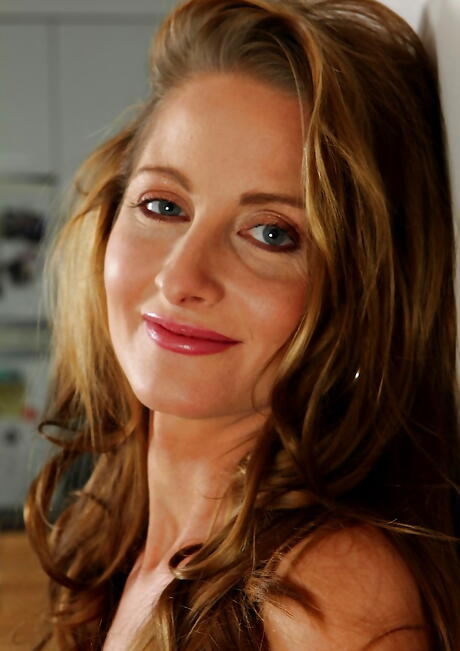 Sexy american mature Michelle Gaia exposing her ass and shaved pussy 